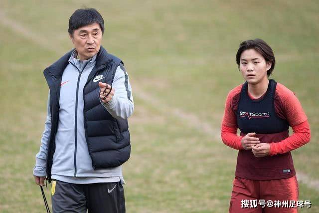 米切尔·罗宾逊称赞奎塔携手配合：天赋与球商兼具